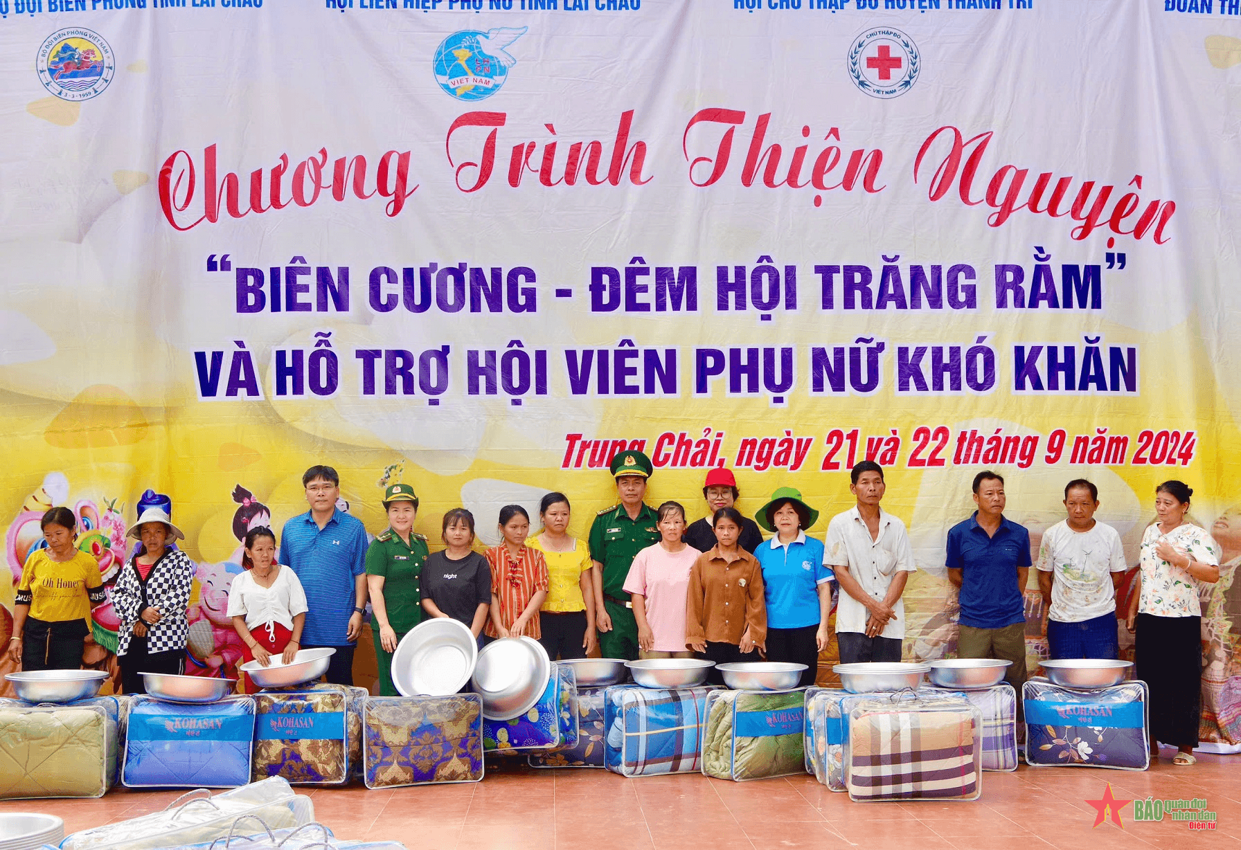 Bộ đội Biên phòng tỉnh Lai Châu phối hợp trao quà tặng học sinh, hội viên phụ nữ hoàn cảnh khó khăn