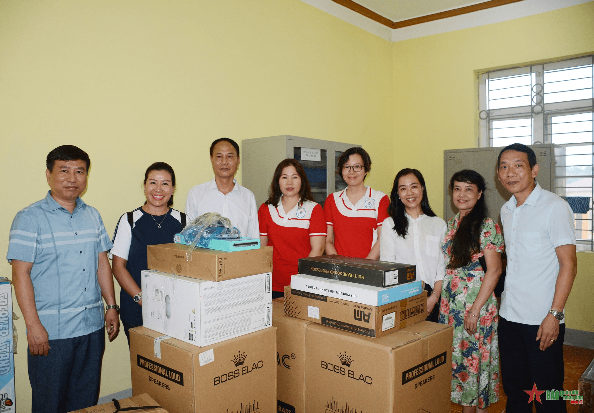 Trường THCS Chu Văn An hỗ trợ trang thiết bị dạy học tới Trường THCS Đan Thượng