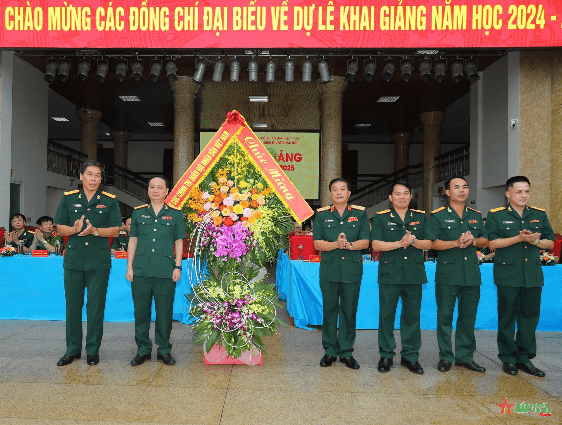 Trung tướng Trương Thiên Tô dự khai giảng năm học mới tại Trường Đại học Văn hóa Nghệ thuật Quân đội