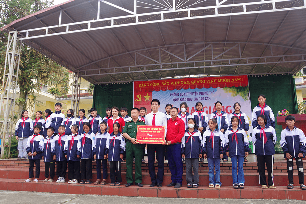 Bộ đội "chắp cánh" cho các em tới trường