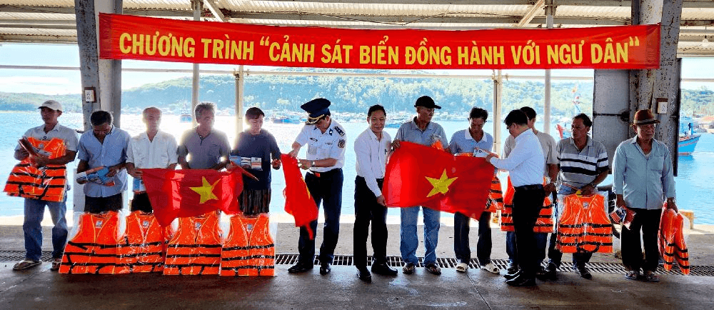 Cùng ngư dân Phú Yên gỡ “thẻ vàng” thủy sản