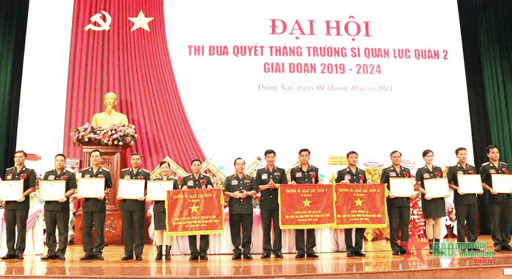 Thượng tướng Phùng Sĩ Tấn dự, chỉ đạo Đại hội Thi đua Quyết thắng Trường Sĩ quan Lục quân 2