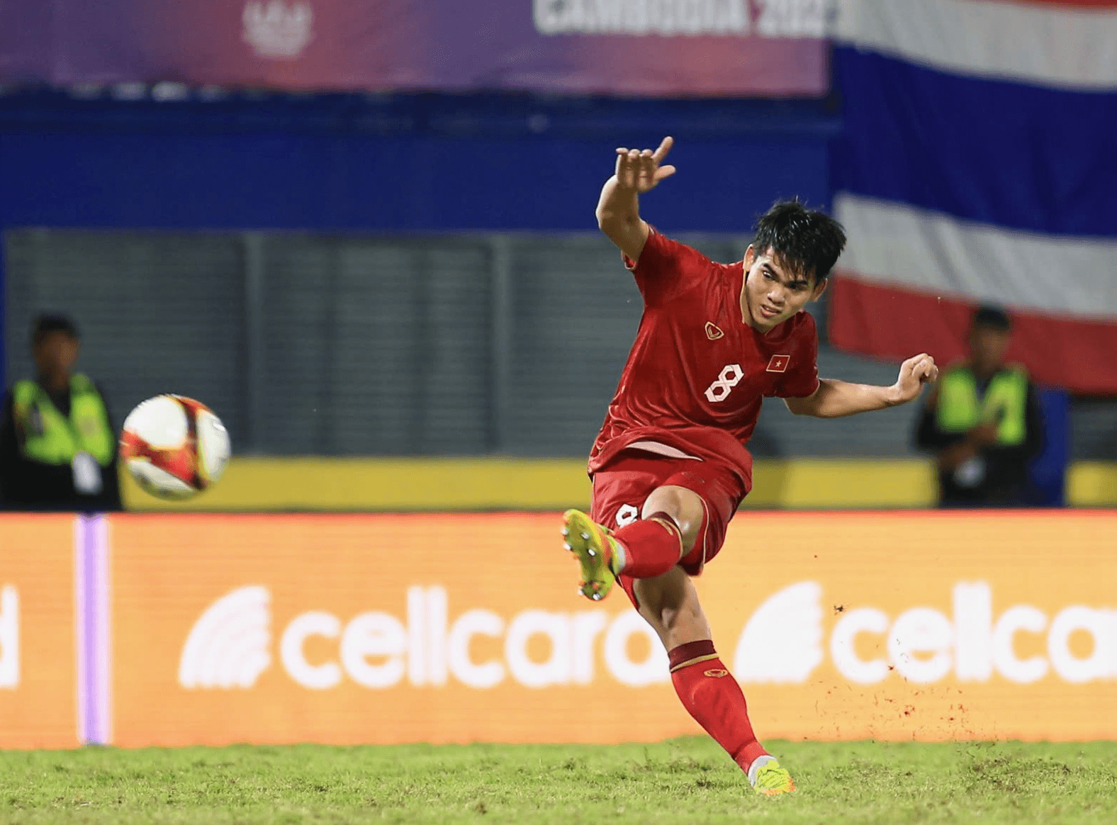 Nhịn ăn đòi theo bóng đá