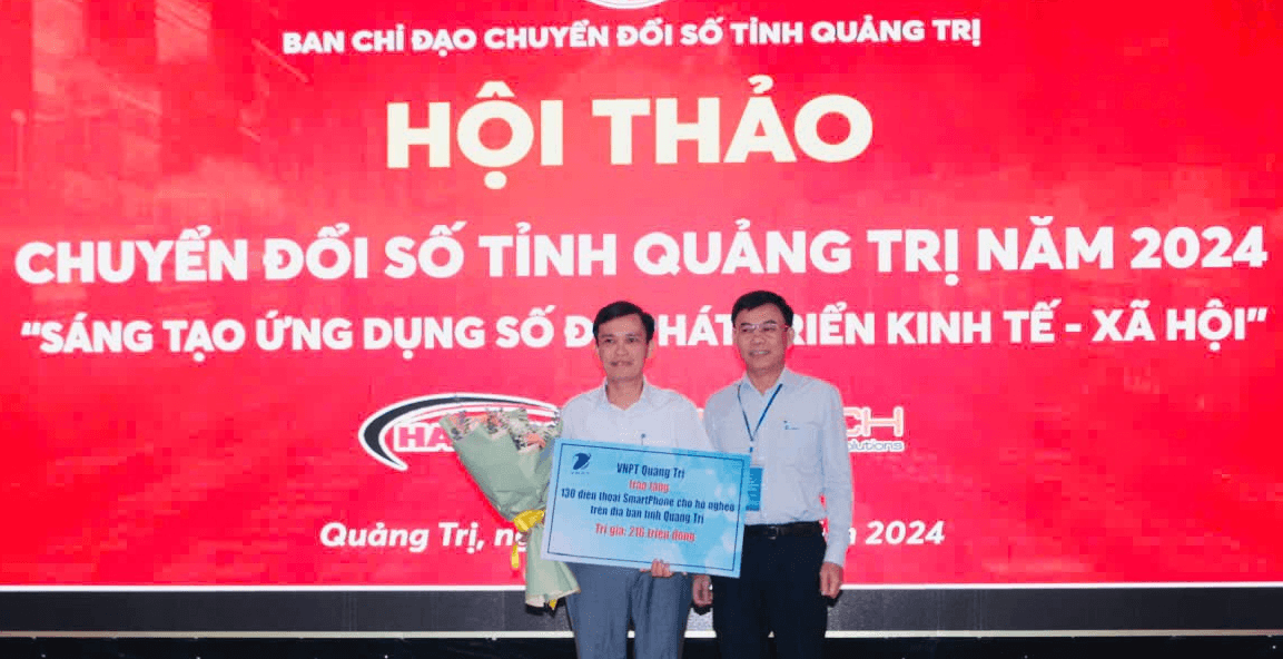 VNPT Quảng Trị trao 130 điện thoại thông minh tặng hộ nghèo