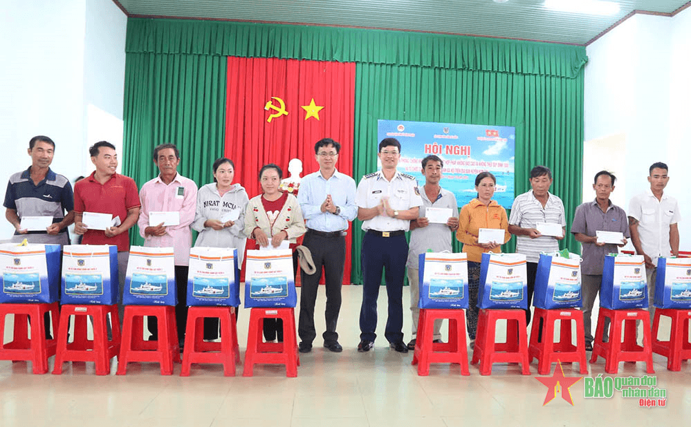 Vùng Cảnh sát biển 3 đồng hành với ngư dân Bình Thuận
