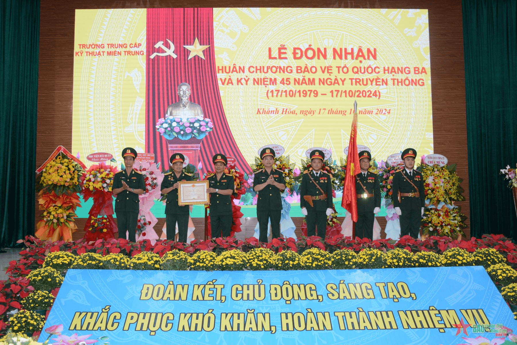 Trường Trung cấp Kỹ thuật miền Trung đón nhận Huân chương Bảo vệ Tổ quốc hạng Ba