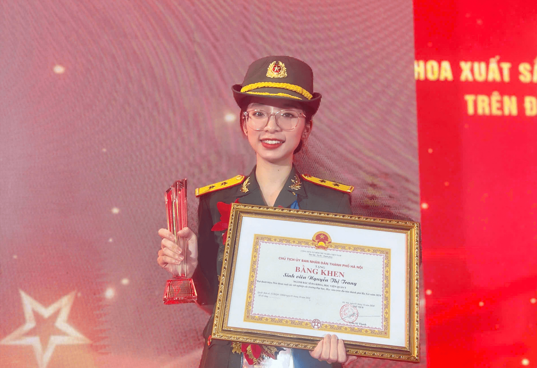 Nữ thủ khoa Học viện Quân y: Tỏa sáng với nghị lực và đam mê