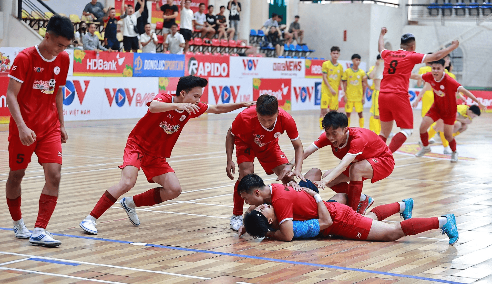 Xác định 4 đội vào bán kết Giải futsal sinh viên khu vực Hà Nội 2024