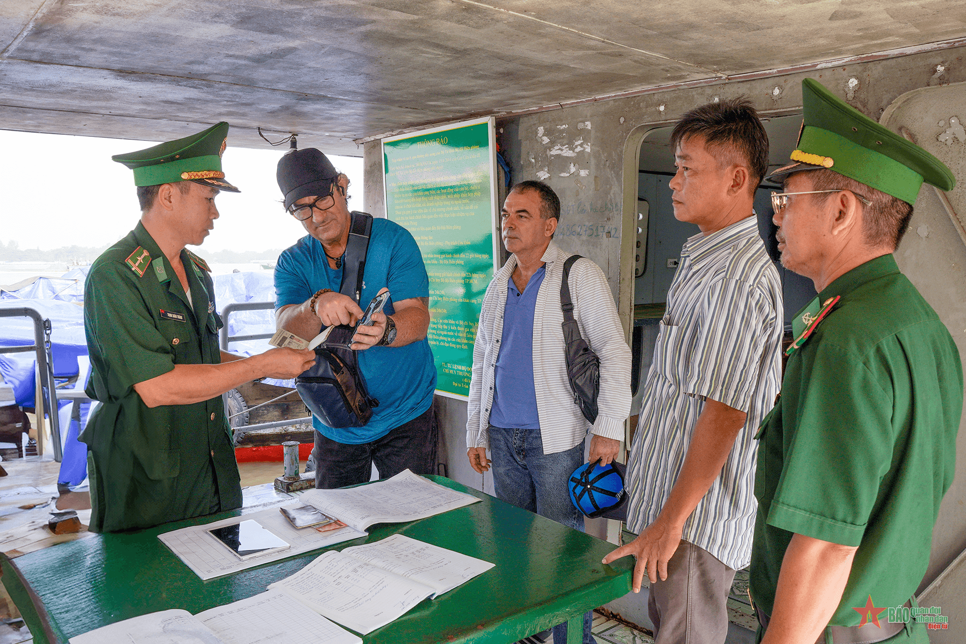 Lá chắn thép trên sông