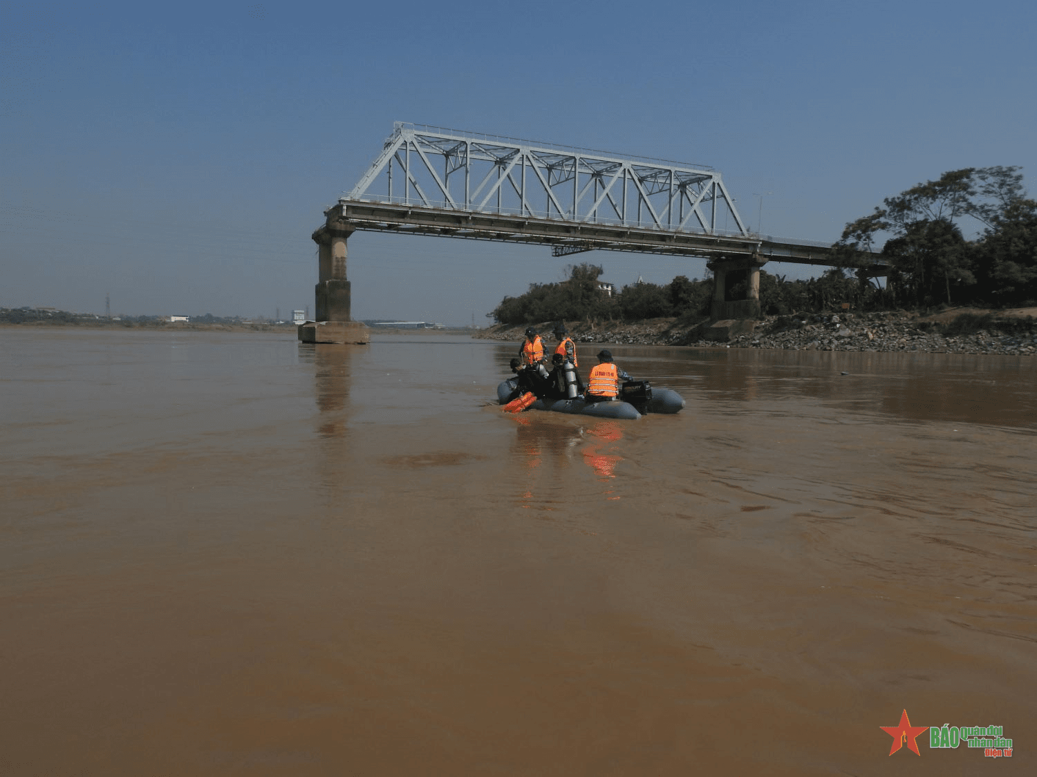 Trong xoáy nước phù sa Phong Châu