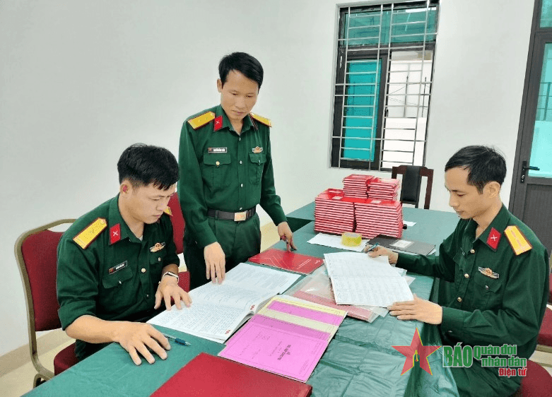 Lung linh sao Thủ đô: Cán bộ chính trị tận tụy, gương mẫu