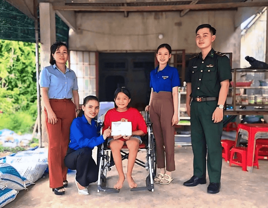 Nghị lực của cô gái "xương thủy tinh"