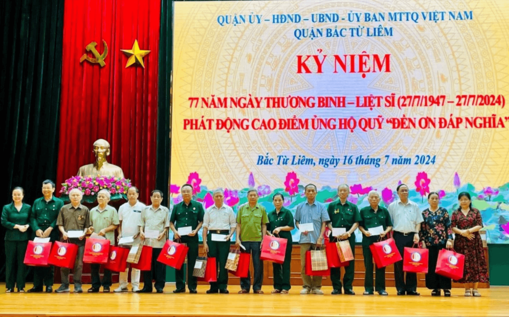 Trình Chủ tịch nước tặng quà người có công dịp Tết Nguyên đán Ất Tỵ