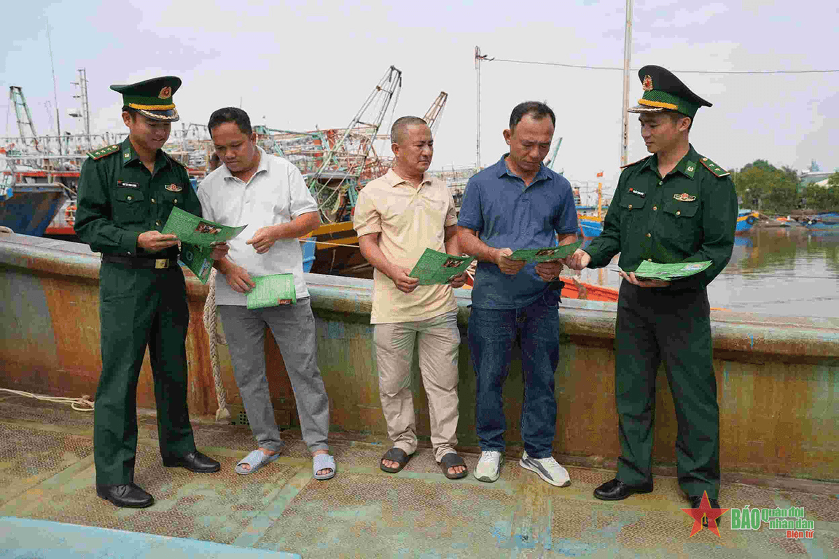 Trao quà và tuyên truyền pháp luật cho nhân dân biên giới biển