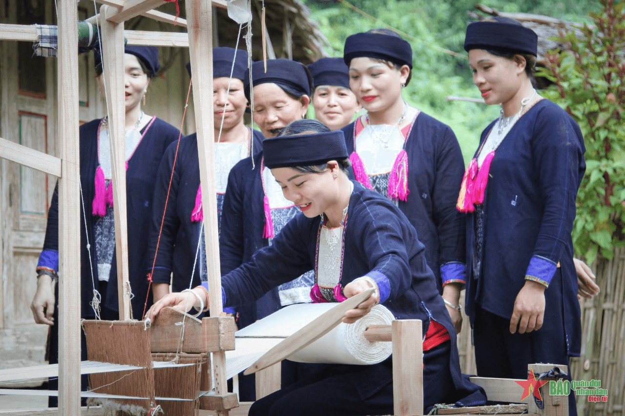 Những “con ong” dệt sắc màu văn hóa