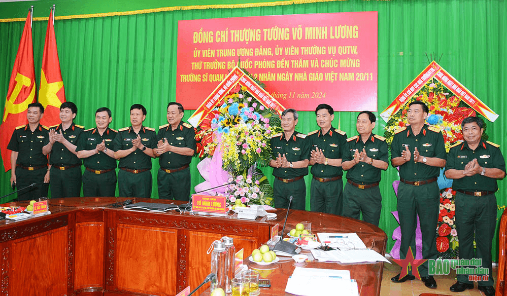 Thượng tướng Võ Minh Lương thăm, chúc mừng Trường Sĩ quan Lục quân 2