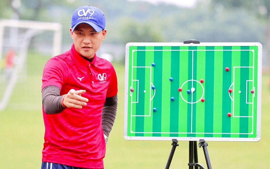 Tự đá vào chân mình