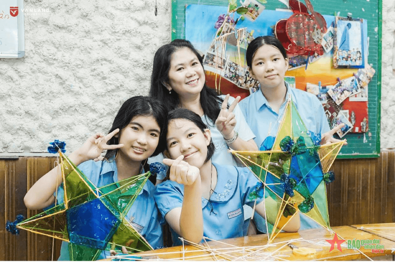 Cô Huyền 30 năm gieo yêu thương tới học trò khiếm thính