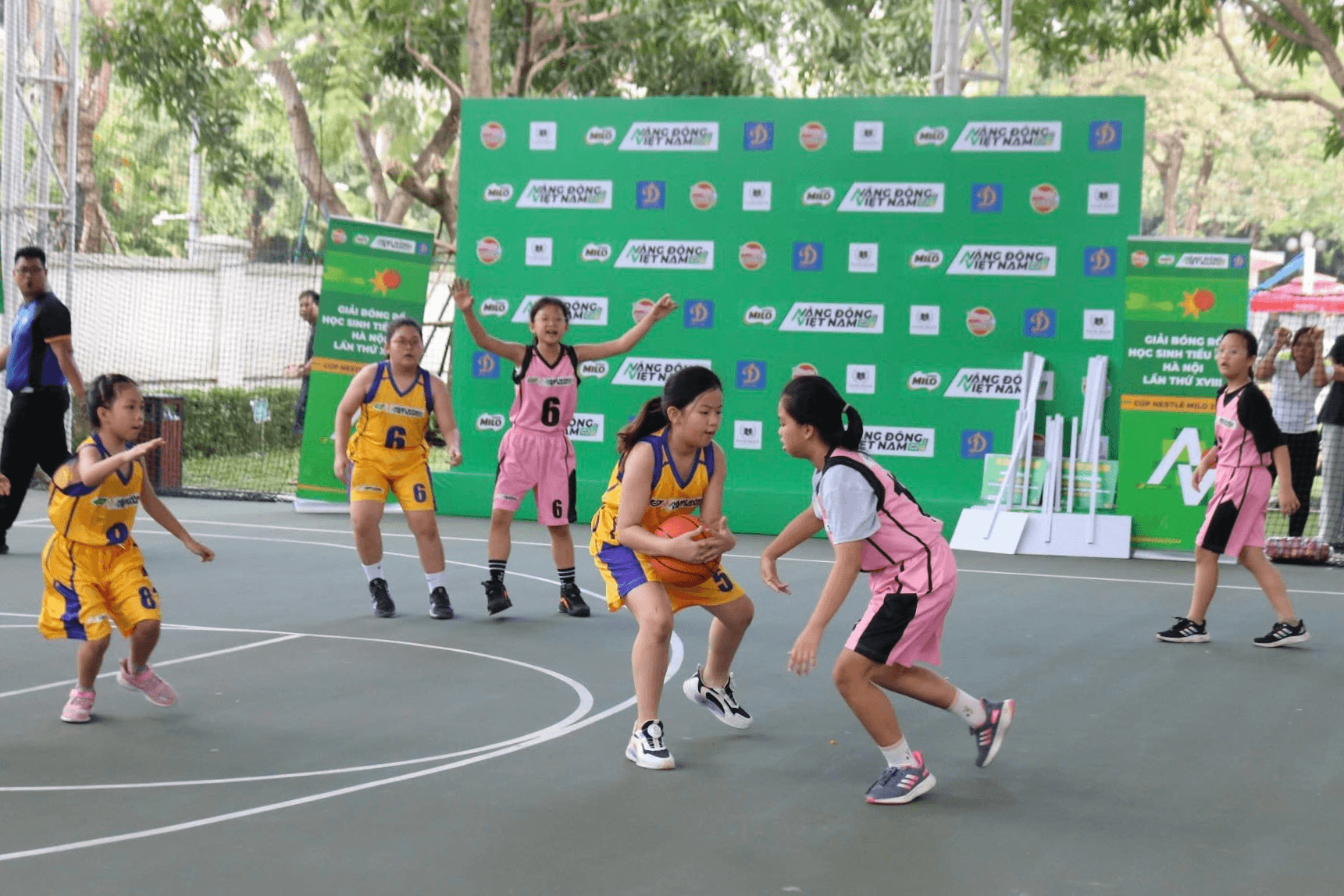 Khởi tranh vòng chung kết Giải bóng rổ học sinh Tiểu học Hà Nội lần thứ XVIII