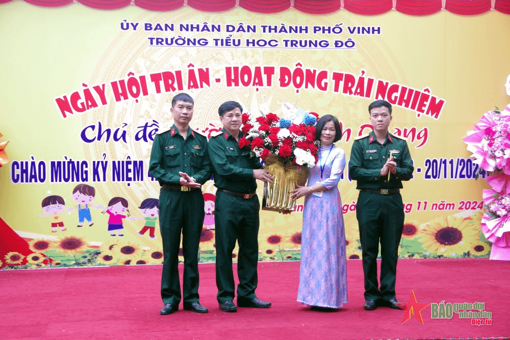 Bộ Tham mưu Quân khu 4 chúc mừng các nhà trường nhân Ngày Nhà giáo Việt Nam