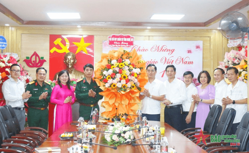 Bộ CHQS tỉnh Nghệ An thăm các cơ sở giáo dục nhân Ngày Nhà giáo Việt Nam