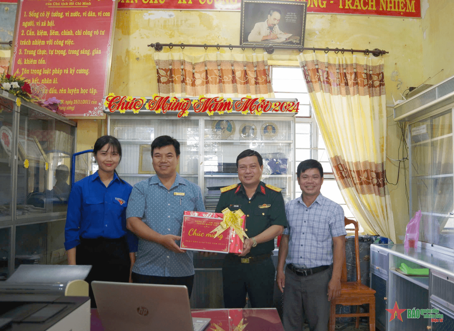 Trung đoàn 719, Binh đoàn 16 thăm, tặng quà, chúc mừng 16 trường học nhân Ngày Nhà giáo Việt Nam
