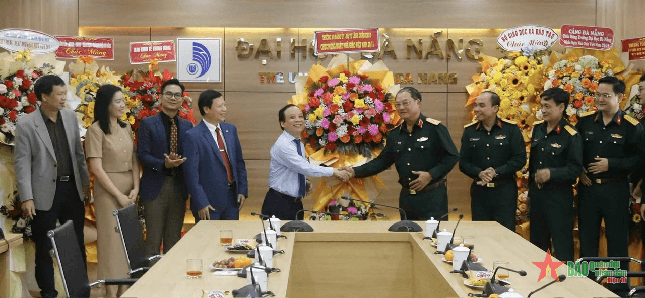 Quân khu 5 thăm, chúc mừng các nhà trường nhân Ngày Nhà giáo Việt Nam