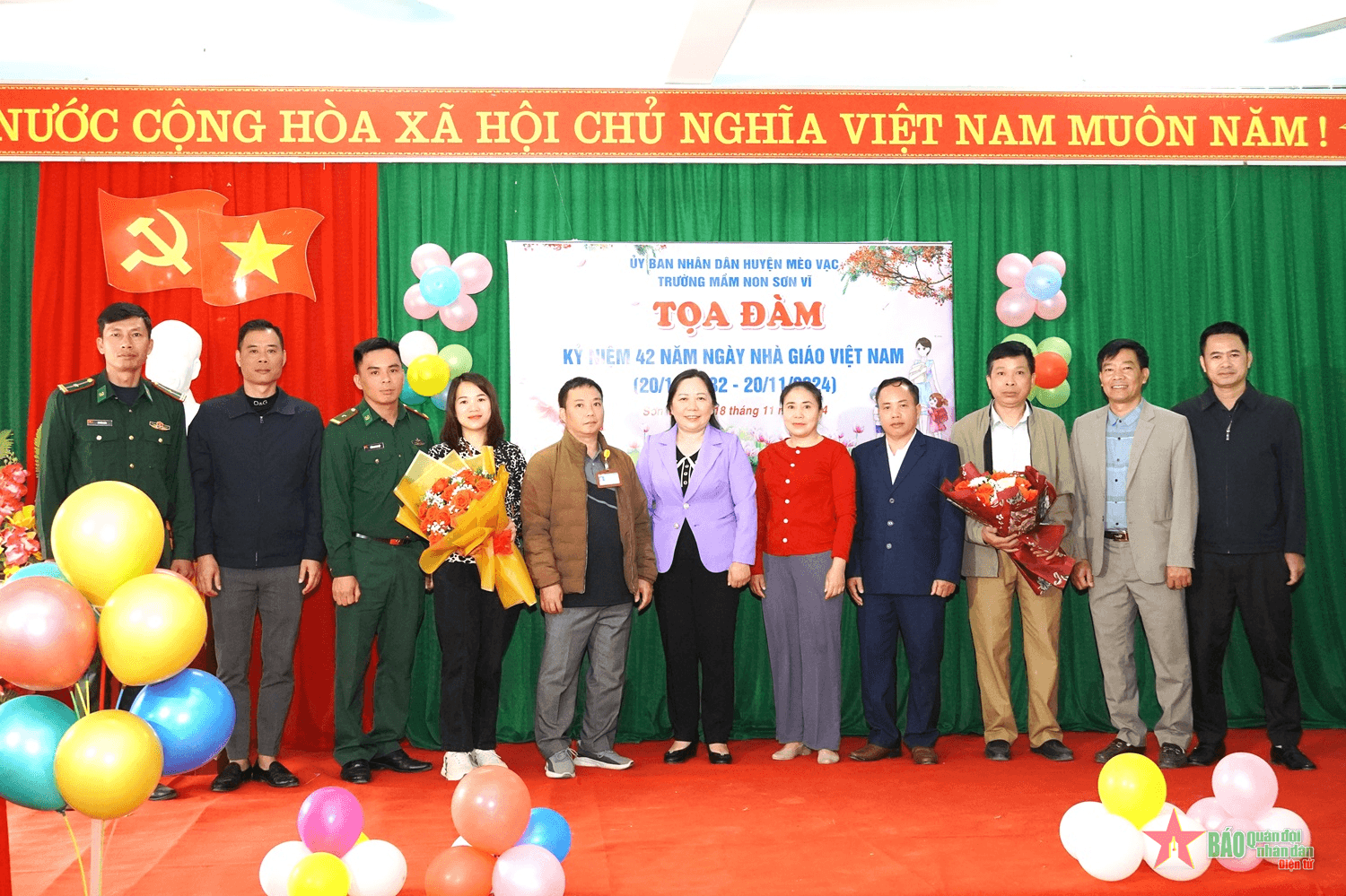 Thăm, tặng hoa chúc mừng ngày Nhà giáo Việt Nam 20-11 tại các xã biên giới