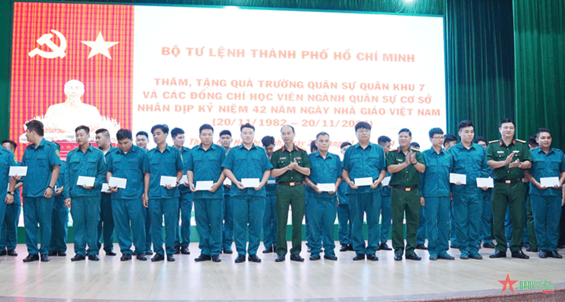 Bộ tư lệnh TP Hồ Chí Minh tặng quà học viên đang học tập tại Trường Quân sự Quân khu 7