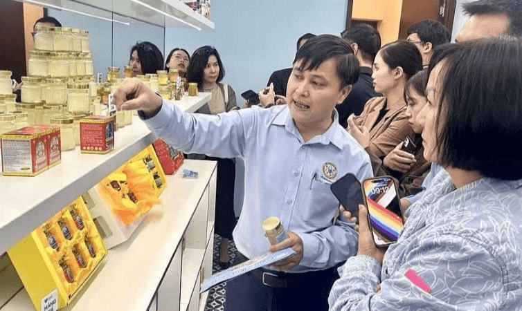 Mở cửa Phòng trưng bày “Hiểu hàng thật - Tránh hàng giả”