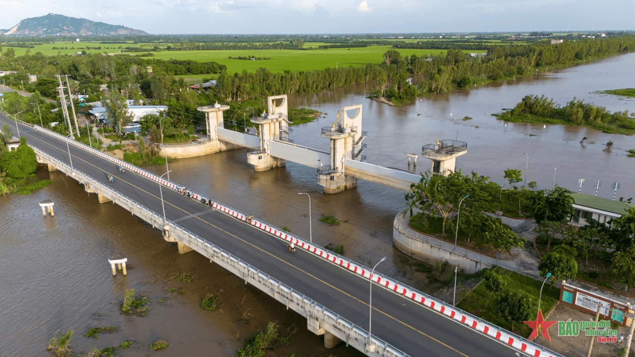 Kênh Vĩnh Tế gắn liền với lịch sử đấu tranh kiên cường, bất khuất của vùng đất Chín Rồng