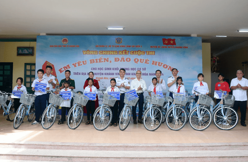 “Cảnh sát biển đồng hành với ngư dân”: Bồi đắp tình yêu biển, đảo quê hương