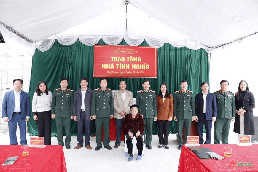 Học viện Quân y tặng quà, trao nhà tình nghĩa tại tỉnh Cao Bằng