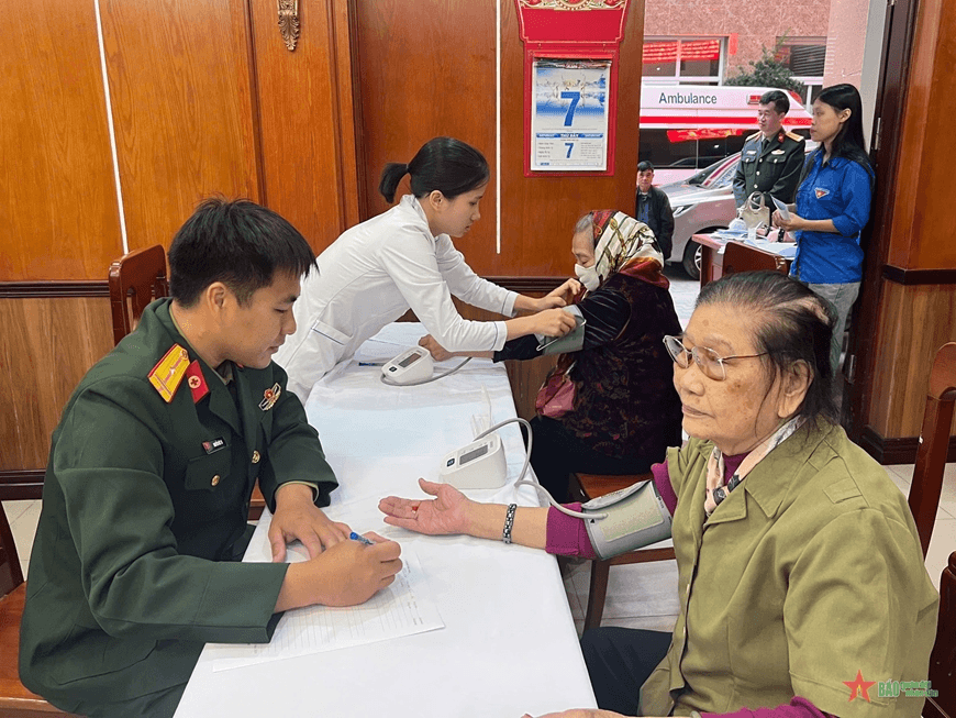 Cục Hậu cần (Tổng cục Chính trị) khám bệnh cho nhân dân tại phường Hàng Mã