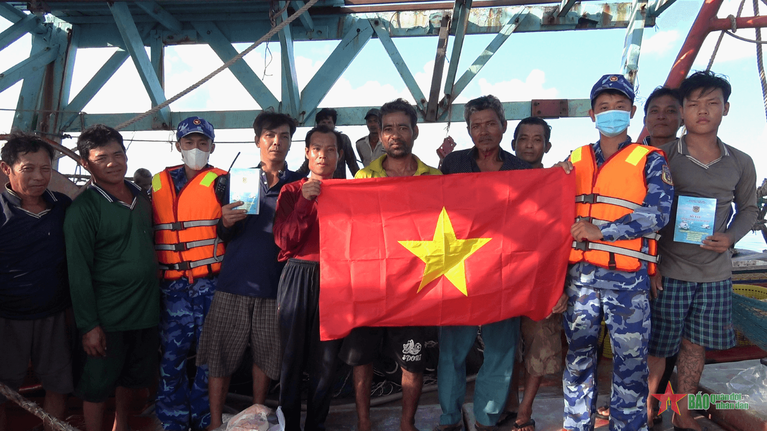 Bộ tư lệnh Vùng Cảnh sát biển 4 tích cực tuyên truyền ngư dân không vi phạm IUU