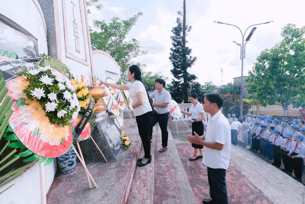 Nhớ thương cô trò nằm xuống