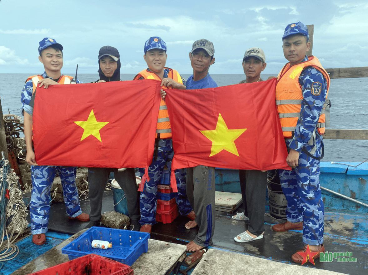 Nâng cao nhận thức pháp luật cho ngư dân trên vịnh Bắc Bộ
