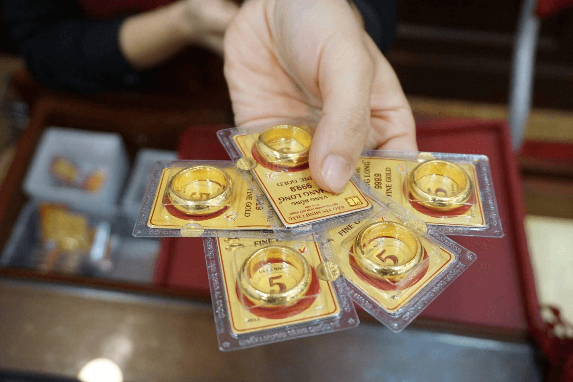 Giá vàng hôm nay (11-12): Tiếp đà tăng mạnh