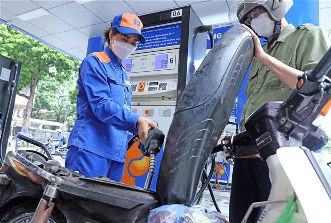 Từ chiều nay, giá xăng dầu đồng loạt giảm, riêng giá xăng RON95 tăng