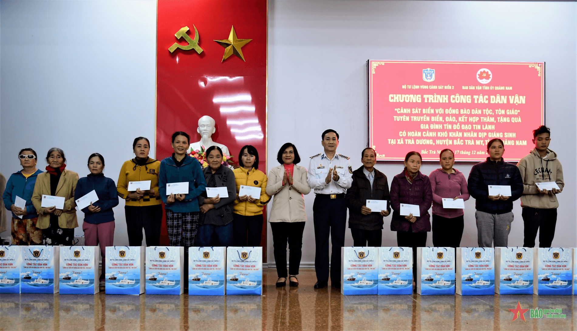 Vùng Cảnh sát biển 2 thăm, tặng quà dịp Giáng sinh tại Bắc Trà My