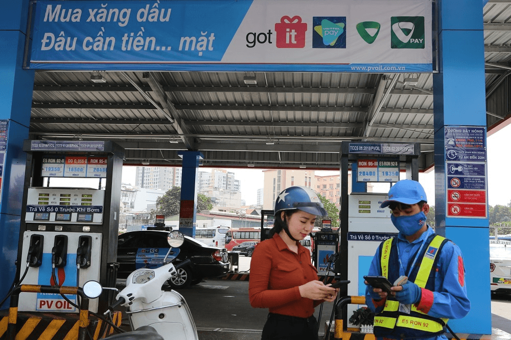Từ chiều nay (19-12), giá xăng dầu đồng loạt tăng, xăng RON95 vượt 21.000 đồng mỗi lít