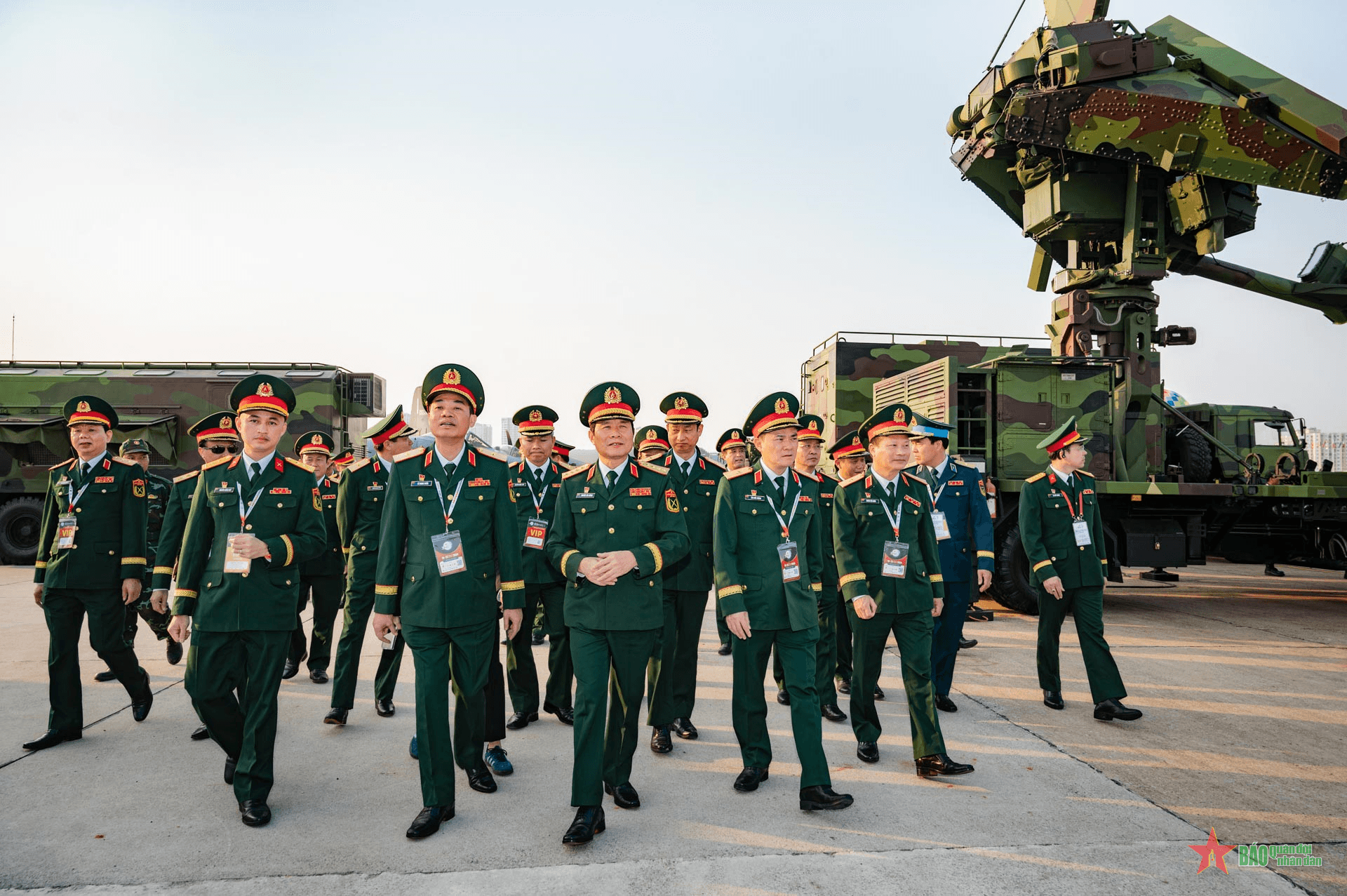 Đại tướng Nguyễn Tân Cương thăm các gian hàng Triển lãm Quốc phòng quốc tế Việt Nam 2024