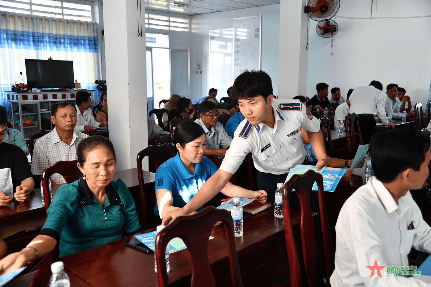 Hải đoàn 42 đẩy mạnh công tác phối hợp tuyên truyền pháp luật cho nhân dân tỉnh Cà Mau
