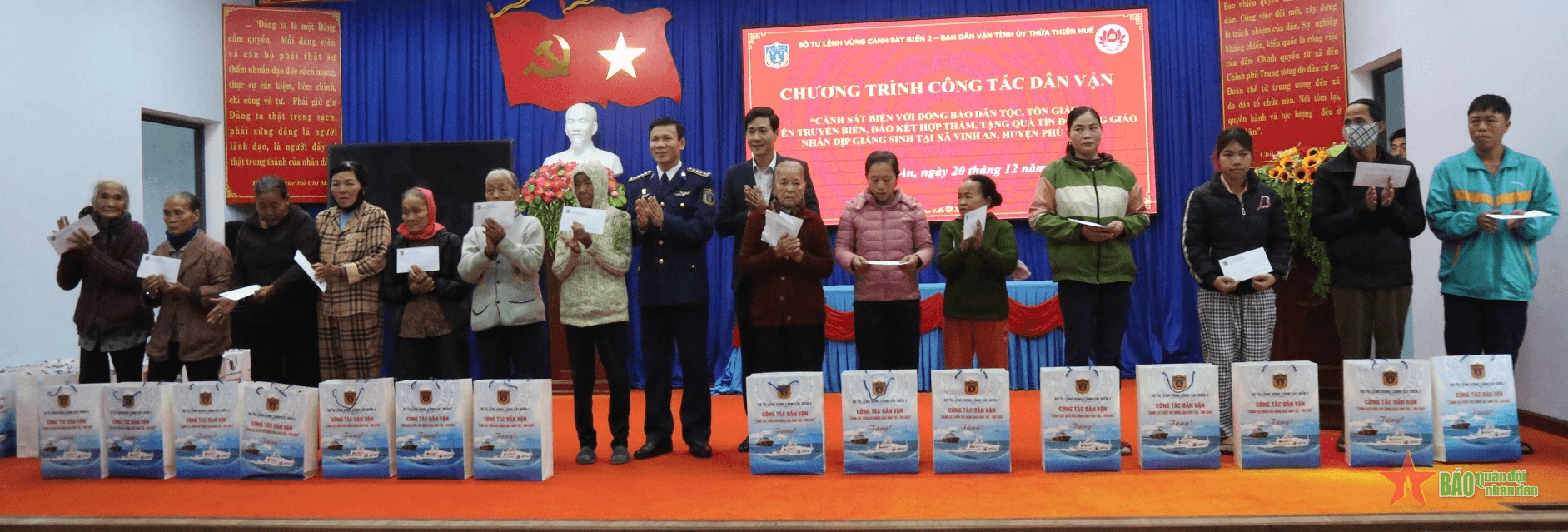 Bộ tư lệnh Vùng Cảnh sát biển 2 thăm, tặng quà tín đồ Công giáo Thừa Thiên Huế