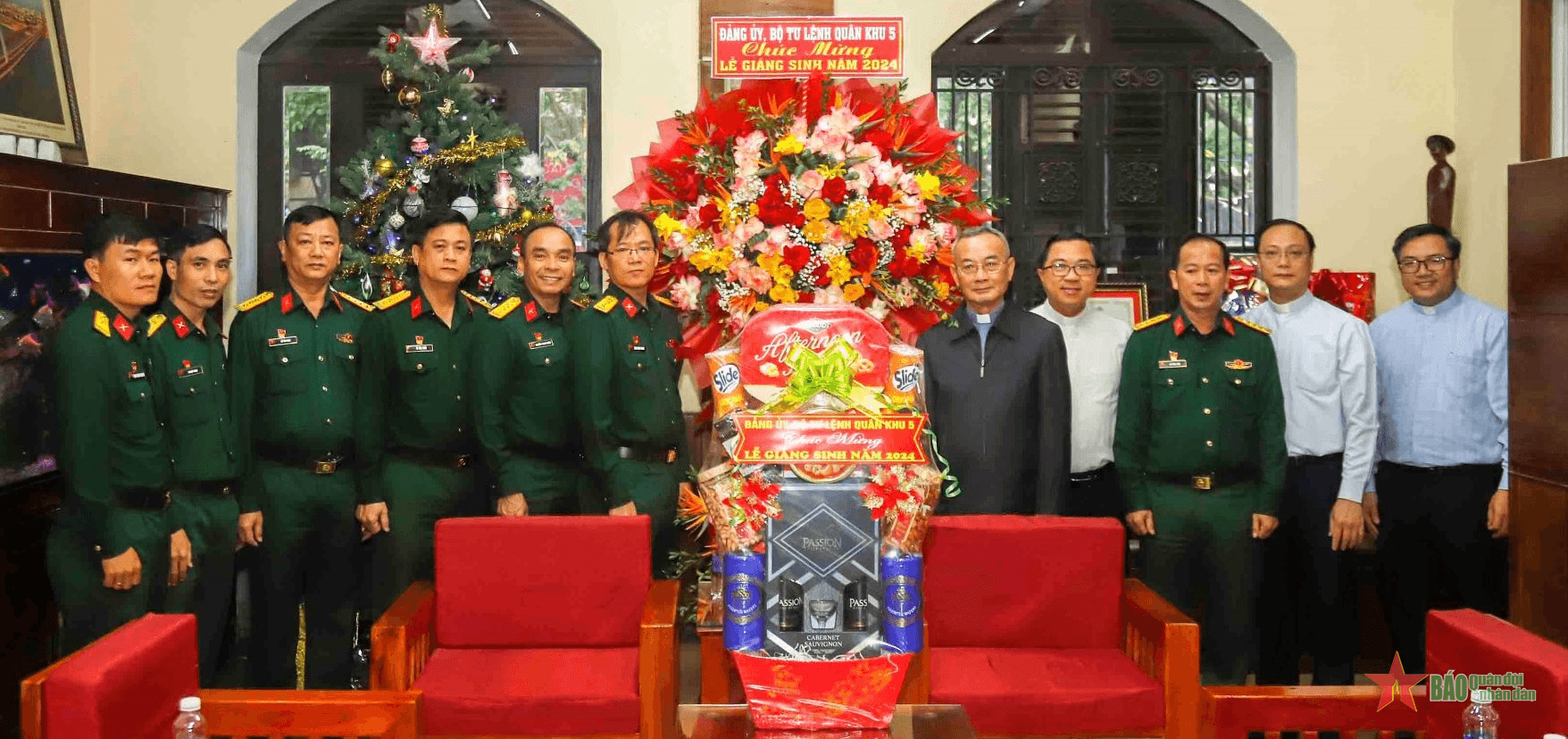 Quân khu 5 thăm, tặng quà các tổ chức tôn giáo nhân dịp Giáng sinh 2024