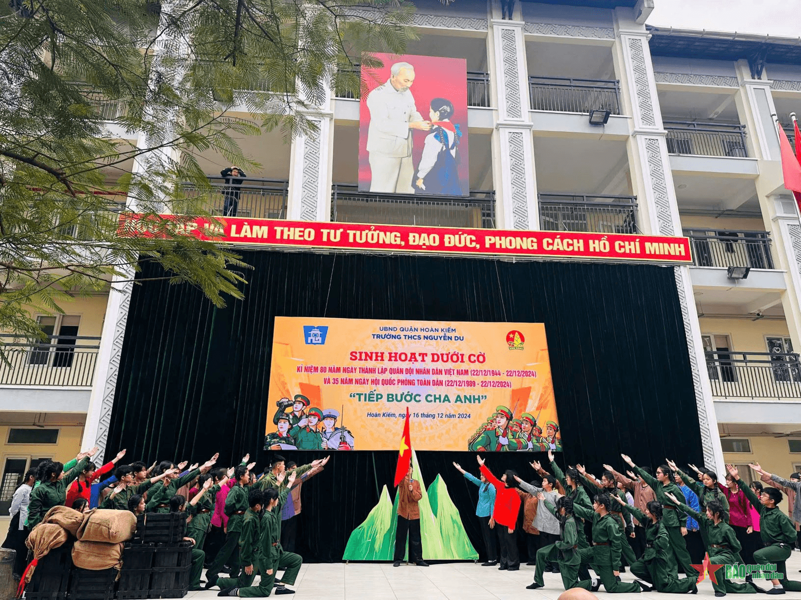 Hà Nội: Học sinh Trường THCS Nguyễn Du tiếp bước cha anh