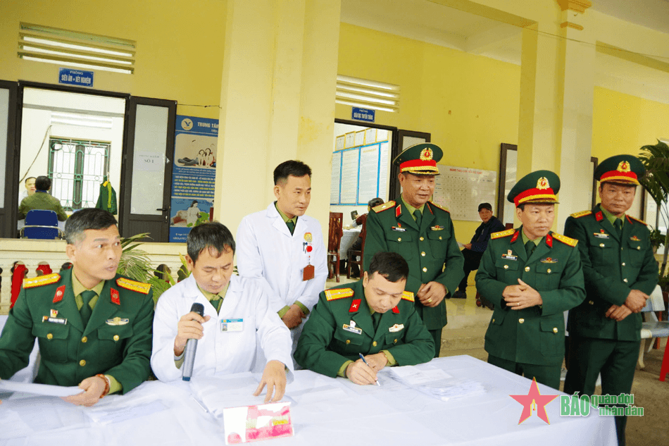 Bệnh viện Quân y 5 và Lữ đoàn Phòng không 241 khám bệnh, tặng quà đối tượng chính sách tại xã Phú Long (Nho Quan, Ninh Bình)