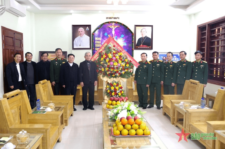 Bộ CHQS tỉnh Hà Tĩnh chúc mừng giáo phận, giáo xứ dịp Giáng sinh