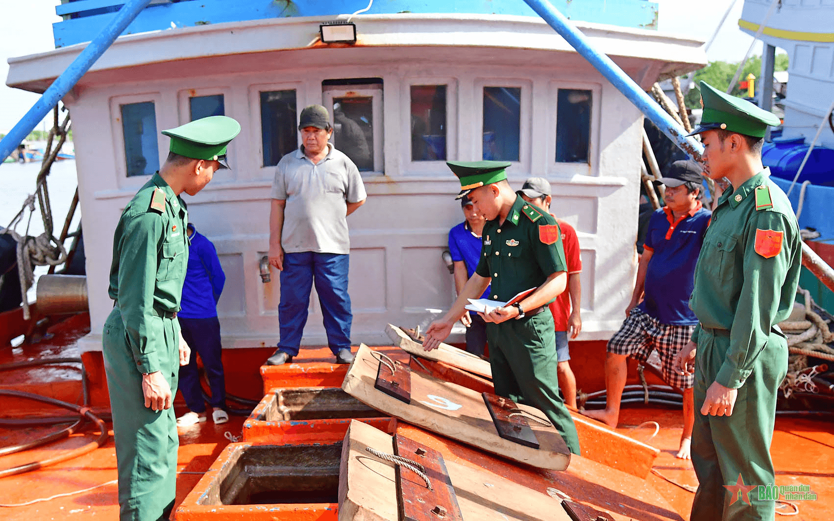 Hải đoàn Biên phòng 18 bắt giữ tàu chở hàng hóa trái phép