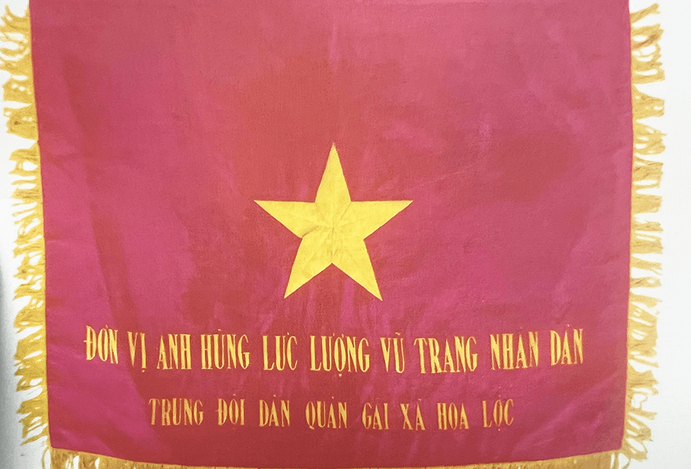 Cờ đơn vị anh hùng của Trung đội dân quân gái